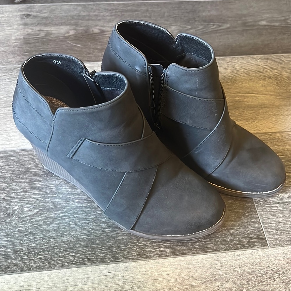 Maurice’s wedged ankle boots size 9
